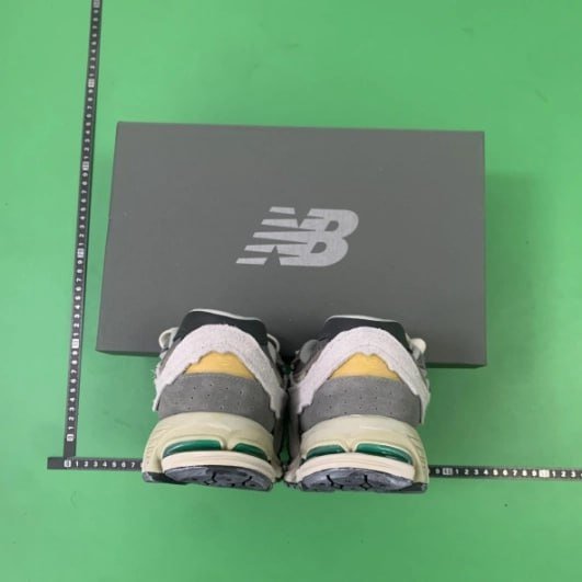 M batch New Balance 2002R